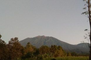 Gunung Raung yang saat ini tetap berada di Level II (Waspada) pasca evaluasi Pusat Vulkanologi dan Mitigasi Bencana Geologi (PVMBG). (Foto. Dokumentasi esdm.go.id)