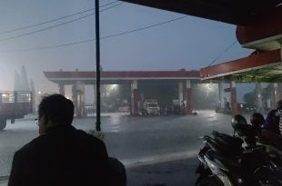 Hujan deras yang disertai angin kencang mengguyur kawasan Jalan Raya Mangir Nomor 09, Krajan, Mangir, Kecamatan Rogojampi. (Foto. Ferdi Arya For RBT)