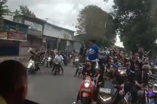 Konvoi salah satu perguruan silat yang melintas di wilayah Kabupaten Banyuwangi saat melintas di pertigaan Srono arah ke Muncar. (Foto. Hariyadi For RBT)