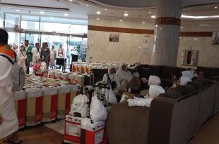 Koper Milik Calon Jemaah Haji (CJH) Kloter 43 asal Banyuwangi pada Kamis, 22 Mei 2025 tengah bersiap untuk melanjutkan perjalanan ibadah mereka ke Kota Mekkah. (Foto. Dimyati For RBT)