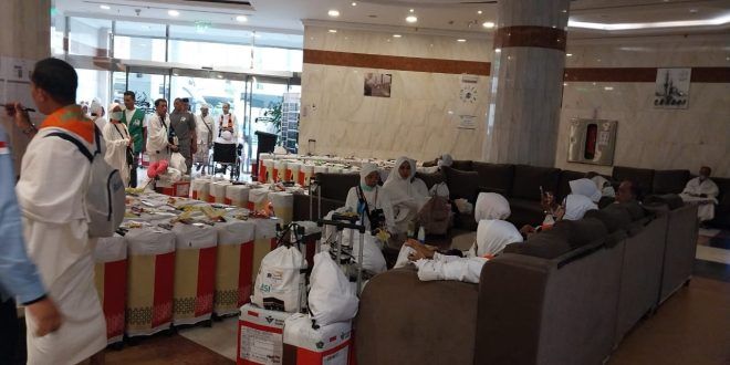 Koper Milik Calon Jemaah Haji (CJH) Kloter 43 asal Banyuwangi pada Kamis, 22 Mei 2025 tengah bersiap untuk melanjutkan perjalanan ibadah mereka ke Kota Mekkah. (Foto. Dimyati For RBT)