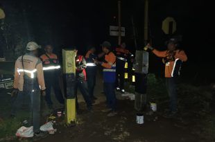 Pemasangan portal pengaman di perlintasan sebidang kereta api di JPL 09 di Kalisat Jember. (Foto. Istimewa)