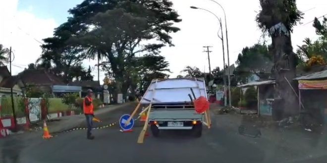 Perbaikan jalan yang dilakukan di depan Kantor Kecamatan Glenmore pada Senin 5 Mei 2025 siang oleh Dinas PU. (Foto. Arif Setiabudi for RBT)