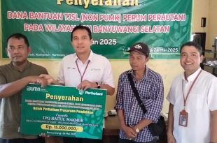 Perum Perhutani melalui Kesatuan Pemangkuan Hutan (KPH) Banyuwangi Selatan menyerahkan bantuan dana Tanggung Jawab Sosial dan Lingkungan (TJSL). (Foto. Rijal Sarofi)