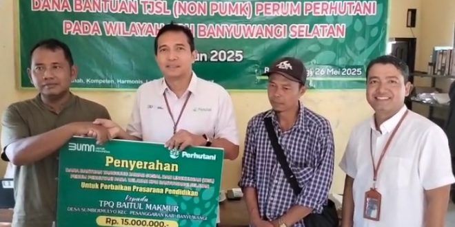 Perum Perhutani melalui Kesatuan Pemangkuan Hutan (KPH) Banyuwangi Selatan menyerahkan bantuan dana Tanggung Jawab Sosial dan Lingkungan (TJSL). (Foto. Rijal Sarofi)