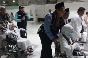 Petugas Haji di kloter 43 membantu Calon Jemaah Haji (CJH) asal Banyuwangi yang beresiko tinggi saat melaksanakan umrah wajib di Mekah. (Foto. Dimyati For RBT)