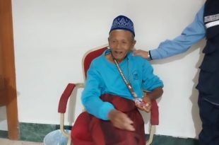 Petugas Jemaah Haji asal Banyuwangi memeriksa Calon Jemaah Haji (CJH) Kloter 43 yang mengalami resiko tinggi untuk memastikan kesehatannya. (Foto. Dimyati For RBT)