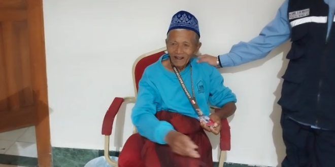 Petugas Jemaah Haji asal Banyuwangi memeriksa Calon Jemaah Haji (CJH) Kloter 43 yang mengalami resiko tinggi untuk memastikan kesehatannya. (Foto. Dimyati For RBT)