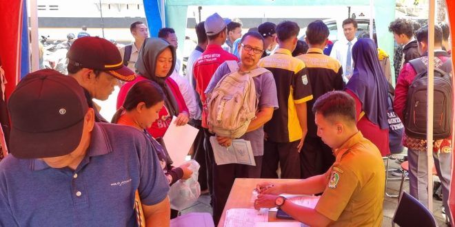 Warga Pesanggaran Manfaatkan Layanan Pelangi Dispendukcapil Banyuwangi yang Buka Pelayanan di Balai Desa Kandangan