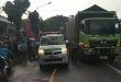 Proses evakuasi korban kecelakaan yang terjadi di Dusun Tegal Pakis, Desa Kalibaruwetan, Kecamatan Kalibaru, Kabupaten Banyuwangi pada Minggu, 4 Mei 2025 sore. (Foto. Wiji Hariyanto)