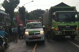 Proses evakuasi korban kecelakaan yang terjadi di Dusun Tegal Pakis, Desa Kalibaruwetan, Kecamatan Kalibaru, Kabupaten Banyuwangi pada Minggu, 4 Mei 2025 sore. (Foto. Wiji Hariyanto)