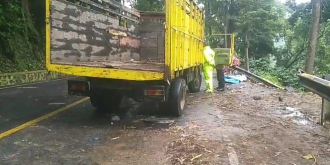Evakuasi Truk Pengangkut Tebu Terguling di Tikungan Mbah Singo Berlangsung, Lalu Lintas Sempat Macet Dua Arah