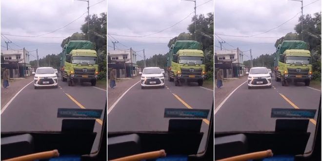 Truk Tonase Besar Alami Kendala di Jalan Raya Mayang, Jember, Lalu Lintas Diberlakukan Sistem Buka-Tutup (Foto. Purnomo Aditya For RBT)