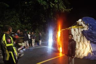 Truk kedua yang terguling di KM 36.800, atau yang lebih dikenal sebagai Tikungan Mbah Singo, Desa Sidomulyo, Kecamatan Silo. (Foto. Aipda Dwi Cahyo For RBT)