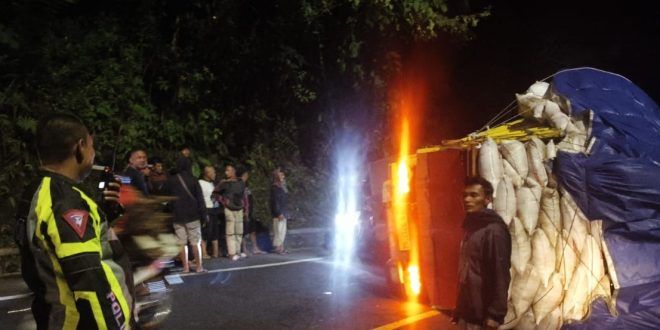 Truk kedua yang terguling di KM 36.800, atau yang lebih dikenal sebagai Tikungan Mbah Singo, Desa Sidomulyo, Kecamatan Silo. (Foto. Aipda Dwi Cahyo For RBT)