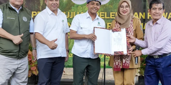 Menhut Raja Juli Antoni Serahkan SK Pelepasan Kawasan Hutan di Banyuwangi