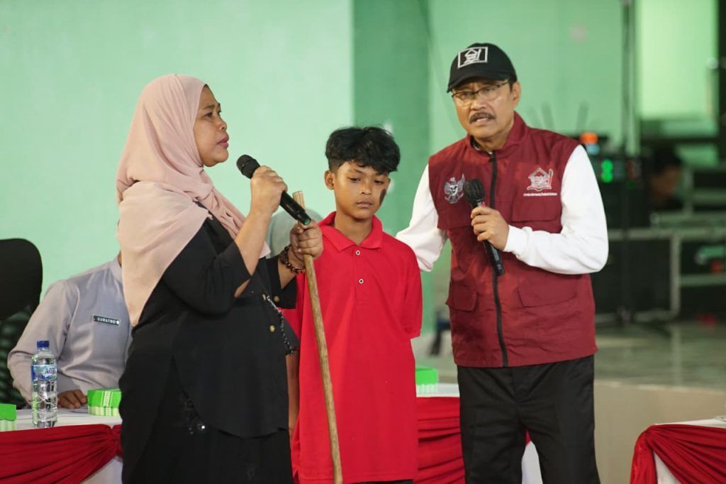 Menteri Sosial, Saifullah Yusuf akrab berbincang dengan peserta didik sekolah rakyat di Balai Pelatihan Vokasi dan Produktivitas (BPVP) Muncar, Jumat (3/10/2025).