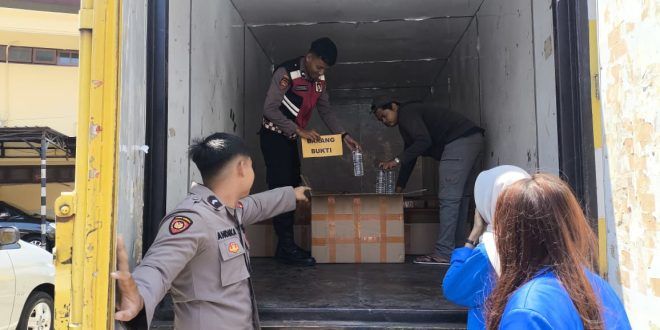 Polresta Banyuwangi Gagalkan Peredaran 2.300 Botol Arak Ilegal di Jalur Utama Jawa Timur