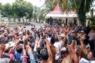 Celetuk Warga Minta KPK Turun ke Banyuwangi, Sulut Kericuhan Usai Rapat Dengar Pendapat
