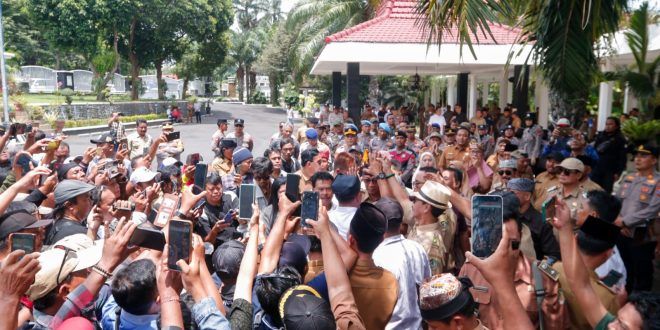 Celetuk Warga Minta KPK Turun ke Banyuwangi, Sulut Kericuhan Usai Rapat Dengar Pendapat