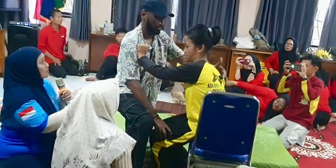 Perkins International Latih Guru dan Orang Tua ABK Banyuwangi Teknik Fisioterapi