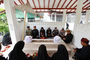 Jaga Tradisi, Lanjutkan Estafet: Bupati Ipuk Ziarah ke Makam Pendahulu di Hari Jadi Banyuwangi ke-254