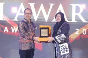 Gubernur Khofifah Raih Penghargaan Tertinggi "Tunjung Wiyata Jati" dalam KI Award 2025