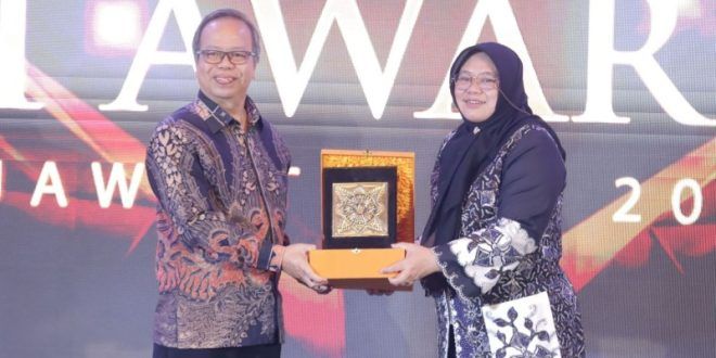 Gubernur Khofifah Raih Penghargaan Tertinggi "Tunjung Wiyata Jati" dalam KI Award 2025