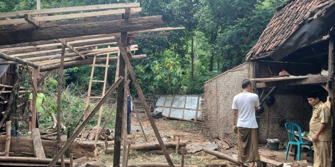 Hujan dan Angin Kencang Landa Situbondo Dapur Rumah Warga Roboh