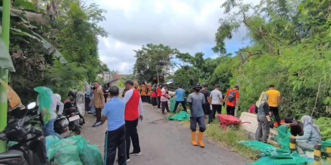 Babinsa Rogojampi Bersama Sungai Watch Gelar Clean Up Sungai untuk Jaga Kebersihan Lingkungan