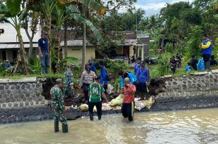Kerja Bakti Multi Pihak Perbaiki Tanggul Kanal Jebol di Kecamatan Sempu