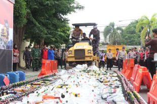 Polresta Banyuwangi Musnahkan Ribuan Botol Miras dan Knalpot Brong Jelang Nataru