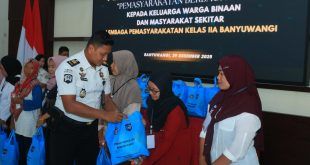 Lapas Banyuwangi Berbagi Kasih Akhir Tahun Bagikan Sembako kepada Keluarga Warga Binaan