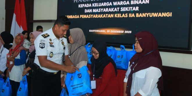 Lapas Banyuwangi Berbagi Kasih Akhir Tahun Bagikan Sembako kepada Keluarga Warga Binaan